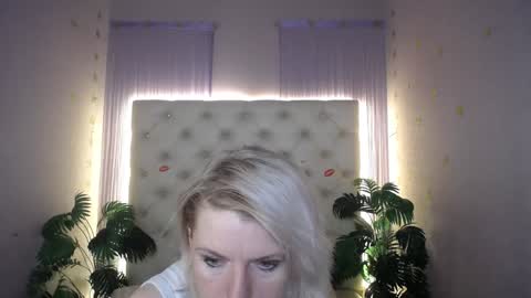 Snapshot of lena_paulles chatting on January 2025 09:27:01 AM Lena online show from January 2025 09:27:01 AM