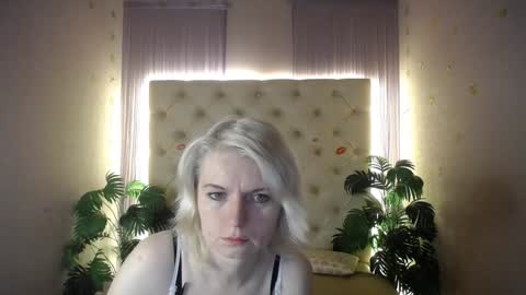Snapshot of lena_paulles chatting on January 2025 04:03:01 AM Lena online show from January 2025 04:03:01 AM