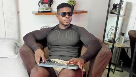 Leandro jones online show from February 2026 09:00:02 PM