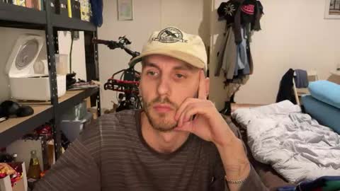 Snapshot of leonvampire chatting on December 2025 05:50:01 PM Leon online show from December 2025 05:50:01 PM