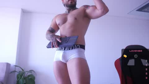 Snapshot of leosalvatore_ chatting on May 2026 04:39:01 PM Leo Salvatore online show from May 2026 04:39:01 PM
