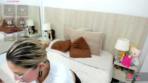 Snapshot of lesly_santodomingo chatting on April 2026 11:42:01 AM Lesly Santodomingo online show from April 2026 11:42:01 AM