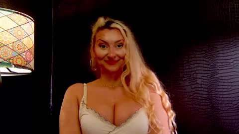 Snapshot of leticiareys chatting on November 2025 10:10:01 PM leticiareys online show from November 2025 10:10:01 PM