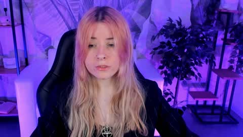 Snapshot of lexiwenford chatting on December 2024 06:02:02 AM Lexi Wenford NO NUDE GODDESS online show from December 2024 06:02:02 AM