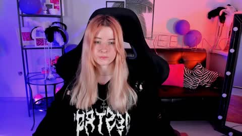 Snapshot of lexiwenford chatting on December 2024 02:56:02 AM Lexi Wenford NO NUDE GODDESS online show from December 2024 02:56:02 AM