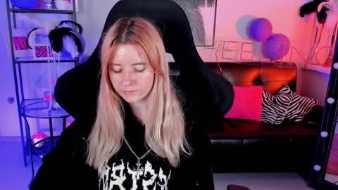 Snapshot of lexiwenford chatting on December 2024 06:01:02 AM Lexi Wenford NO NUDE GODDESS online show from December 2024 06:01:02 AM