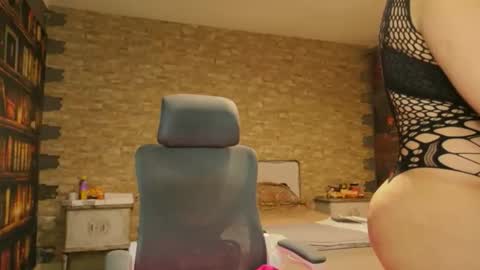 Snapshot of leylaaxxx chatting on March 2026 06:52:01 AM Leyla online show from March 2026 06:52:01 AM