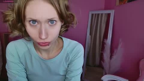 lia_gwen online show from November 2025 02:31:02 PM