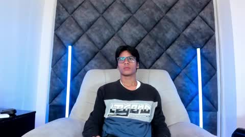 Liam twink big dick online show from May 2026 12:02:01 PM