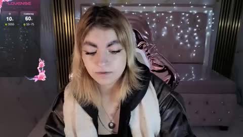 Lili online show from November 2025 03:12:01 AM