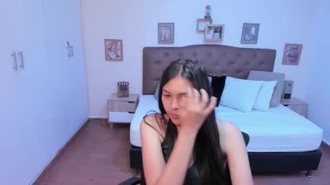 Lili online show from November 2025 08:22:02 PM