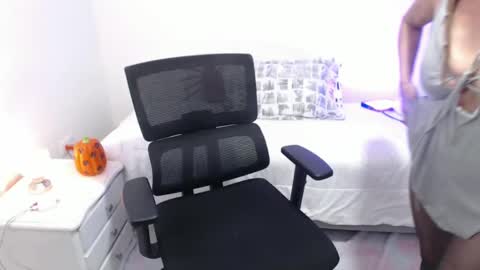 lilian online show from October 2025 08:31:01 PM