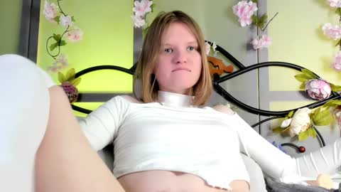 Snapshot of lilianslow chatting on December 2024 08:15:01 PM hi guys Im new here Im 18 years oldIve never had sex online show from December 2024 08:15:01 PM