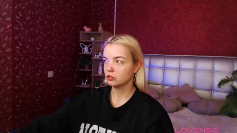 Lilie online show from February 2025 07:49:01 PM