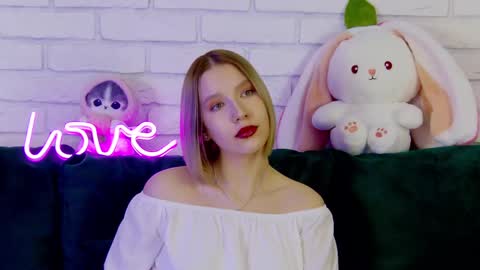 LiliLinn online show from March 2025 11:28:01 AM