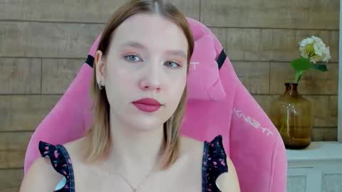 LiliLinn online show from October 2025 04:24:01 AM