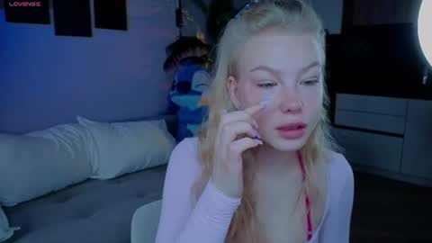 Snapshot of lililok101 chatting on June 2026 02:33:02 AM lililok101 online show from June 2026 02:33:02 AM