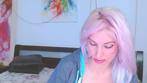 Lara online show from February 2025 10:33:01 PM