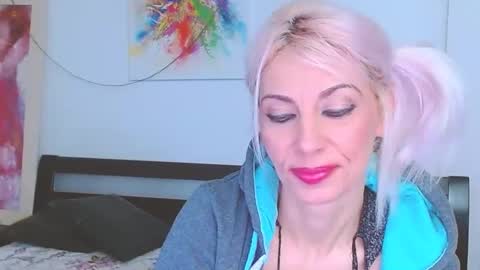 Lara online show from February 2025 10:32:02 PM