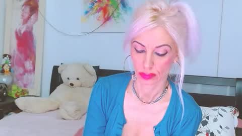 Lara online show from November 2025 12:44:01 AM