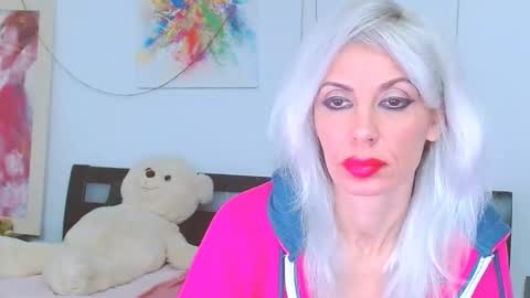 Lara online show from December 2025 10:28:02 PM