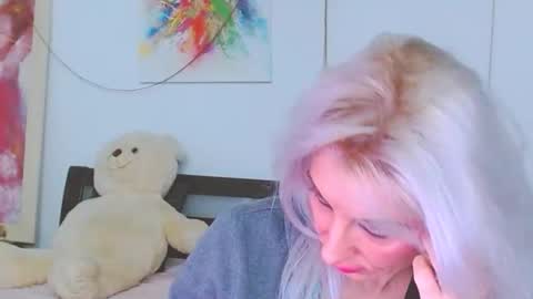 Snapshot of lillianasara chatting on February 2026 01:37:02 AM Lara online show from February 2026 01:37:02 AM