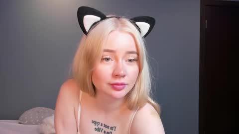 Snapshot of lillie_berry chatting on April 2026 05:14:02 AM lillie_berry online show from April 2026 05:14:02 AM