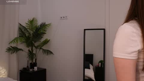 Lilly Colins online show from January 2025 02:07:01 PM