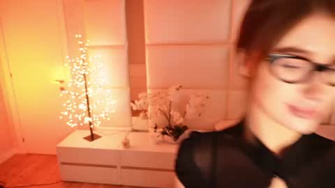 Lilly Colins online show from June 2026 09:29:01 PM
