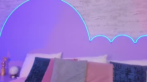 Lilou online show from September 2025 12:05:01 PM