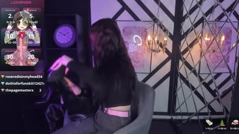 Snapshot of lily_moonlight chatting on December 2024 09:57:01 AM Lily online show from December 2024 09:57:01 AM