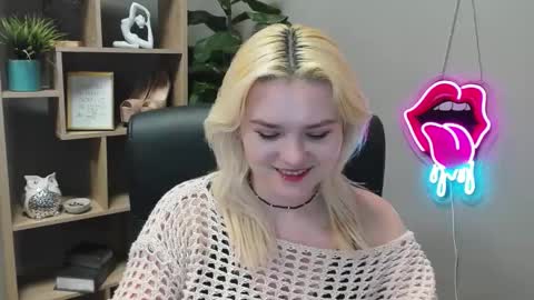 Snapshot of lilysweetxo chatting on March 2026 07:25:02 AM Lily online show from March 2026 07:25:02 AM