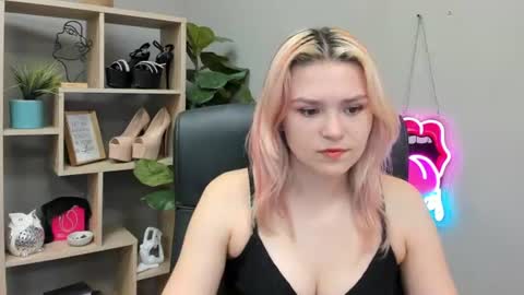 Snapshot of lilysweetxo chatting on July 2026 06:30:01 AM Lily online show from July 2026 06:30:01 AM