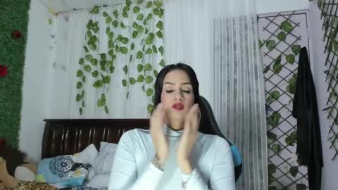 Snapshot of lina_paola chatting on March 2025 01:25:02 AM paola online show from March 2025 01:25:02 AM