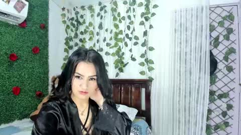 Snapshot of lina_paola chatting on October 2025 02:10:01 AM paola online show from October 2025 02:10:01 AM