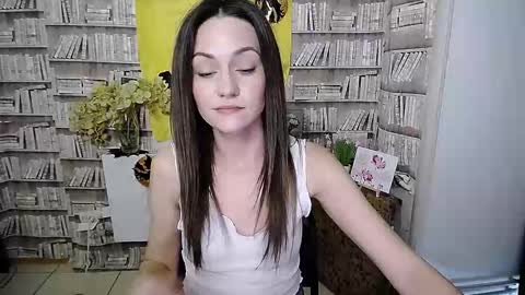 Lina online show from October 2025 07:33:01 AM