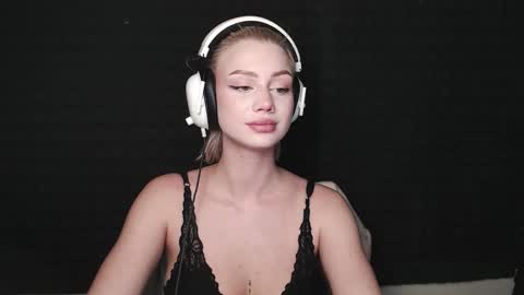 linacute52 online show from November 2025 05:56:02 PM