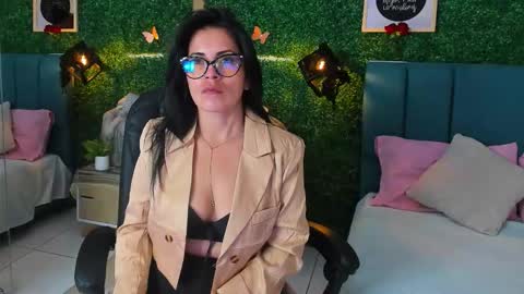 Lina  online show from November 2025 11:43:01 AM