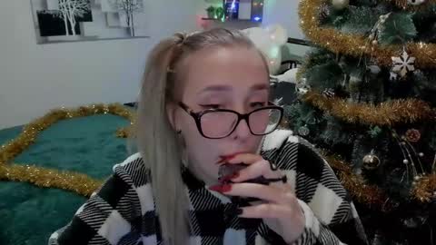 Lina online show from December 2024 08:14:02 PM