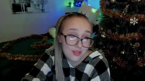 Lina online show from December 2024 11:17:02 PM