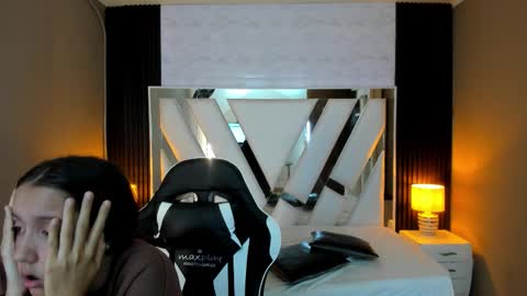  Linda  online show from October 2025 01:06:02 PM