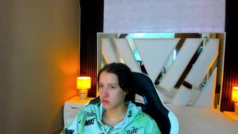  Linda  online show from November 2025 12:51:01 PM