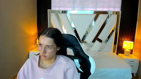  Linda  online show from November 2025 01:09:02 PM