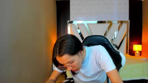  Linda  online show from April 2026 07:04:01 PM