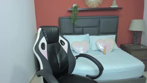 L I N D A online show from December 2024 01:07:02 PM