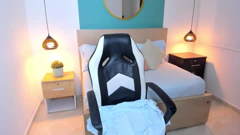 L I N D A online show from January 2025 07:12:01 PM