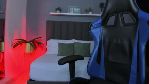 L I N D A online show from December 2025 02:17:02 AM