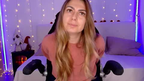 Linda  --  online show from December 2025 10:14:01 PM