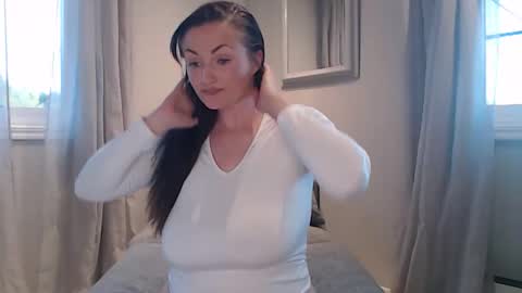 Lisasmilk online show from May 2026 07:08:01 PM