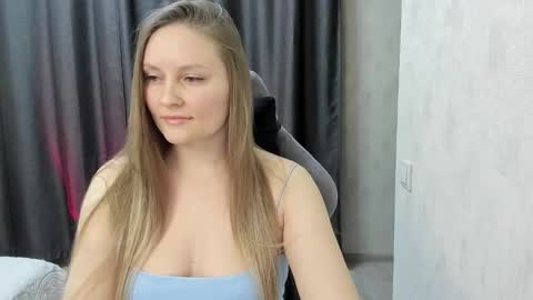 Lisa online show from November 2025 03:49:01 PM